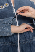 Жакет джинсовый DRK P6889BL Жакет выполнен из тонкой джинсовой ткани, подкладка - из хлопковой сетки, на рукавах - декоративная строчка. Линия талии, низ изделия и манжеты на рукавах стягиваются кулиской. Отделка - аппликация (бусины, стразы).
