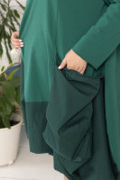 Платье с капюшоном HOOK 22602GN Комбинация из мягкой трикотажной ткани двунитка и хлопковой ткани с эластаном, необработанные края, высокий воротник-капюшон, объёмные накладные карманы. В карманы вставлена проволока.