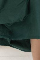 Платье с капюшоном HOOK 22602GN Комбинация из мягкой трикотажной ткани двунитка и хлопковой ткани с эластаном, необработанные края, высокий воротник-капюшон, объёмные накладные карманы. В карманы вставлена проволока.