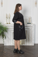 Платье MY 23436BK Мягкая трикотажная ткань двунитка, отделочная ткань - экокожа, рабочие молнии с буквенным принтом, объёмный накладной карман, кулиска понизу.