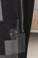 Брюки джинсовые DP 4392GY Передняя часть брюк выполнена из  мягкой плотной  джинсовой ткани с рваными потёртостями (хлопок 100%), спинка - из мягкой трикотажной ткани двунитка (вискоза 65% нейлон 30% эластан 5%), по бокам - рабочие молнии.