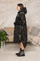 Пальто с капюшоном DRK B1477BK Пальто выполнено из стёганой ткани, имитирующей лаковую кожу, подкладка - из флиса, утеплитель - синтепон, трикотажные рукава.