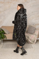 Пальто с капюшоном DRK B1477BK Пальто выполнено из стёганой ткани, имитирующей лаковую кожу, подкладка - из флиса, утеплитель - синтепон, трикотажные рукава.
