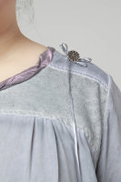 Платье DGN 409GY Однотонное платье средней длины с рукавами 3/4 с цветочным принтом и металлической пуговицей на плече. Подол подвязывается с двух сторон, изменяя тем самым силуэт модели.