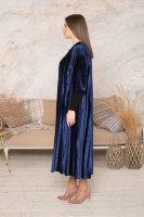 Платье CNG 1036BL Платье выполнено из мягкой велюровой ткани-гофре, рукава - из трикотажной резинки.