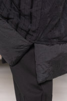 Куртка AL 224030BK Куртка выполнена из жатой плащёвки, утеплитель - синтепон, подкладка - полиэстер 100%. Отделка - вставки из микровельвета.