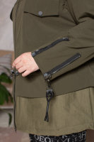 Куртка (имитация двойки) с капюшоном DRK B1475GN Куртка выполнена из плащёвки, утеплитель - синтепон, подкладка - полиэстер 100%. Нижняя часть изделия и подкладка капюшона - из плотной хлопковой ткани с пропиткой. Кулиска - по талии и в капюшоне.