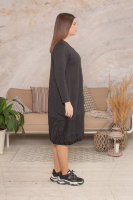 Платье DP 2889GY Платье выполнено из мягкой трикотажной ткани, отделочная ткань - полиэстер 65%, вискоза 30%, эластан 5%. Отделка - накладные карманы.