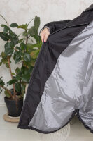 Пальто DP 3449BK Пальто - из стёганой плащёвки (утеплитель - синтепон), подкладка - полиэстер 100%. Кулиска - понизу изделия и на рукавах.