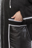 Куртка-шубка с капюшоном двусторонняя MY 23410BK Зимняя тёплая куртка - двусторонняя. Одна сторона - шубка, выполнена из ткани, похожей на стриженную овчину, отделка - накладные карманы из плащёвки и вышивка. Вторая  сторона  - из стёганой плащёвки (утеплитель - синтепон), кулиска - понизу, в капюшоне и на рукавах. Отделка - аппликация с буквенным принтом. 