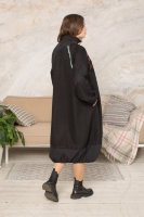 Платье DRK 2065BK Отделочная ткань выполнена из хлопка, воротник, манжеты и листочки карманов - из трикотажной резинки. Отделка - аппликация с буквенным принтом.