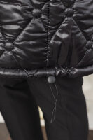 Куртка-шубка с капюшоном двусторонняя MY 23410-1BK Зимняя тёплая куртка - двусторонняя. Одна сторона - шубка, выполнена из ткани, похожей на стриженную овчину, отделка - накладные карманы из плащёвки и вышивка. Вторая  сторона  - из стёганой плащёвки (утеплитель - синтепон), кулиска - понизу, в капюшоне и на рукавах. Отделка - аппликация с буквенным принтом. 