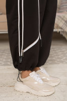 Костюм спорт-шик (брюки и бомбер с капюшоном) DRK 2070BK Костюм выполнен из мягкой трикотажной ткани двунитка, капюшон и низ брюк стягиваются кулисками. Отделка - аппликация из шнурков и декоративных молний.