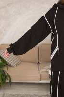 Костюм спорт-шик (брюки и бомбер с капюшоном) DRK 2070BK Костюм выполнен из мягкой трикотажной ткани двунитка, капюшон и низ брюк стягиваются кулисками. Отделка - аппликация из шнурков и декоративных молний.