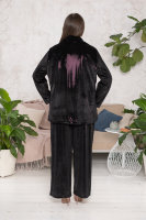 Брючный костюм DRK P7492BK Костюм выполнен из мягкой трикотажной ткани с блёстками, пиджак - на подкладке (полиэстер 100%).