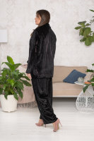 Брючный костюм DRK P7492BK Костюм выполнен из мягкой трикотажной ткани с блёстками, пиджак - на подкладке (полиэстер 100%).