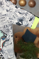 Туника DRK B4608WH Ткань - с газетным принтом, воротник и манжеты на рукавах выполнены из тонкой плащёвки яркого цвета. Отделка - аппликация.