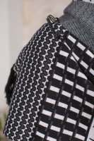 Кардиган из ткани джерси DRK B13873BW Строгий классический крой, чёрно-белый орнамент, оригинальный воротник, переходящий в шарф с декоративной булавкой.