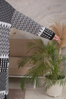 Кардиган из ткани джерси DRK B13873BW Строгий классический крой, чёрно-белый орнамент, оригинальный воротник, переходящий в шарф с декоративной булавкой.