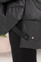 Куртка с капюшоном DRK 022025BK Куртка - из стёганой матовой плащёвки (утеплитель - синтепон), подкладка - нейлон 100%, отделка куртки - искусственный мех, на капюшоне - натуральный мех.