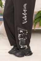 Брючный костюм MY 23513BW Мягкая трикотажная ткань двунитка, элементы отделки - из рельефной чёрно-белой ткани, принт, аппликация.