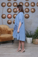 Платье DRK B4106BL Платье выполнено из лёгкой шелковистой джинсовой ткани, отделка - буквенный принт, металл, брелок.