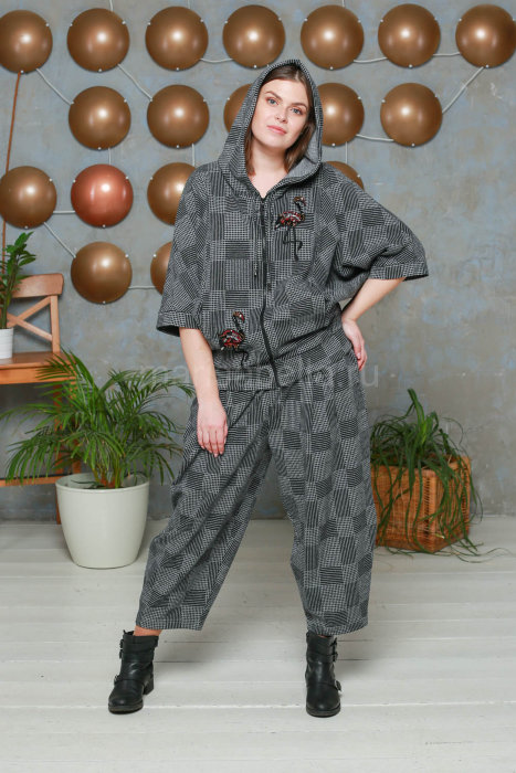 Костюм (брюки и жакет с капюшоном) DRK 8036GY Костюм выполнен из фланели (мягкой, тёплой и уютной ткани с пушистым равномерным начёсом-ворсом). Отделка костюма - аппликация (бисер, стразы, пайетки).