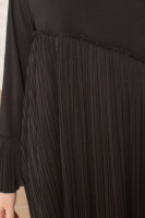 Брючный костюм DP 6093BK Костюм выполнен из ткани масло (эластичное трикотажное полотно с нежной структурой, по виду напоминает шёлк). Аксессуар - съёмный.