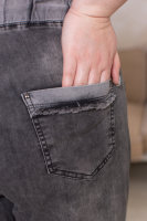 Капри джинсовые STB 2005BK Отделка - аппликация, необработанные края, рваные потёртости.