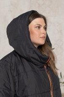 Пальто с капюшоном DV 22026BK Пальто - из стёганой плащёвки (утеплитель - синтепон), рабочие молнии по бокам.