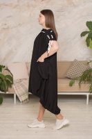 Платье H-4 01172BK Отделка - верёвочный шнурок, стягивающий горловину платья, объёмные накладные карманы, кулиска понизу изделия.