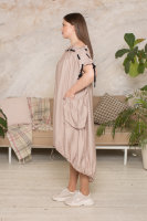 Платье H-4 01172BN Отделка - верёвочный шнурок, стягивающий горловину платья, объёмные накладные карманы, кулиска понизу изделия.
