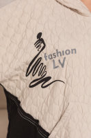 Кардиган с капюшоном LV 1811BN Кардиган выполнен из двухслойной стёганой ткани, низ изделия - плотная трикотажная ткань, трикотажная резинка понизу и на манжетах. Отделка - буквенный принт.
