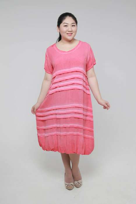 Платье DNG 221LRD Однотонное платье средней длины с коротким рукавом и карманами.