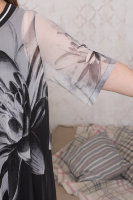 Платье MY 21501GY Платье - двухслойное, верхний слой выполнен из сетки (фатина) с цветочным принтом и стразами, нижний - из мягкой трикотажной ткани. Верхний слой платья изнутри по бокам завязывается, создавая различные оригинальные силуэты. Отделка горловины - трикотажная лента. 