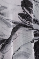 Платье MY 21501GY Платье - двухслойное, верхний слой выполнен из сетки (фатина) с цветочным принтом и стразами, нижний - из мягкой трикотажной ткани. Верхний слой платья изнутри по бокам завязывается, создавая различные оригинальные силуэты. Отделка горловины - трикотажная лента. 