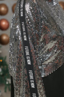 Комплект (платье и ассимметричное болеро) DRK P5486GY Болеро выполнено из ткани с блёстками, манжет на рукаве болеро - из трикотажной резинки, отделка - лента с буквенным принтом, металл.