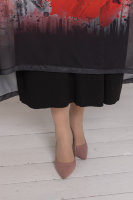 Платье MY 21502BK Платье - двухслойное, верхний слой выполнен из сетки (фатина) с цветочным принтом и стразами, нижний - из мягкой трикотажной ткани. Верхний слой платья изнутри по бокам завязывается, создавая различные оригинальные силуэты.