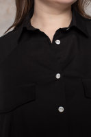 Рубашка SP 3059BK Спинка выполнена из лёгкой струящейся ткани с вышивкой.