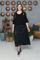 Платье CNG 1538BK Отделка платья - декоративная строчка, брошь, лента с буквенным принтом. Отделочная ткань - хлопок 100%.