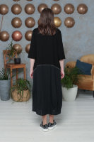Платье CNG 1538BK Отделка платья - декоративная строчка, брошь, лента с буквенным принтом. Отделочная ткань - хлопок 100%.