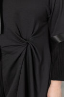 Платье H-4 02248BK Воротник-хомут, манжеты на рукавах и объёмный накладной карман - из мягкой трикотажной лапши. Отделка - ленты с карабинами, кулиска понизу.