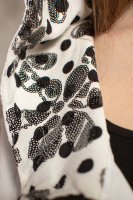 Ветровка с капюшоном DRK B1186WH Подкладка капюшона, манжеты на рукавах и аппликация на спине выполнены из ткани с пайетками, капюшон стягивается кулиской, по бокам - вставки из трикотажной резинки.