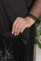 Платье DP 2953BK Верхняя часть платья выполнена из рубашечной ткани (хлопок 74% нейлон 23% эластан 3%), нижняя - из мягкой трикотажной ткани (вискоза 95% эластан 5%), поверх которой - сетка /фатин/ (вискоза 100%). На трикотажной ткани - серебристый принт. Аксессуар (кулон) - в комплекте. 