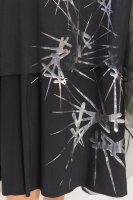 Платье DP 2953BK Верхняя часть платья выполнена из рубашечной ткани (хлопок 74% нейлон 23% эластан 3%), нижняя - из мягкой трикотажной ткани (вискоза 95% эластан 5%), поверх которой - сетка /фатин/ (вискоза 100%). На трикотажной ткани - серебристый принт. Аксессуар (кулон) - в комплекте. 