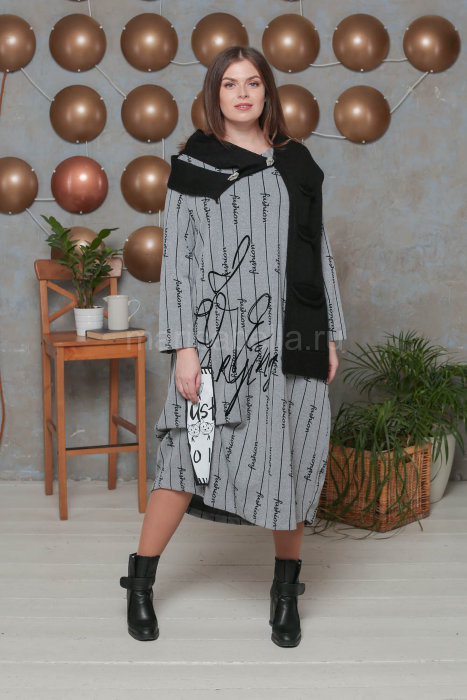 Платье с шарфом DRK B4458GY Отделка платья - аппликация и буквенный принт (бархатный накат). Шарф - трикотажный, с декоративными пуговицами и карманом.