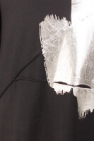 Платье DP 20021BK Мягкая трикотажная ткань, необработанные края, швы наружу. Отделка - серебристый принт.