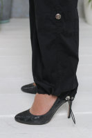 Брюки DP 902BK Хлопковые брюки с карманами, подхватом по низу и большим количеством модификаций благодаря шлейкам с двух сторон от щиколотки.