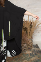 Костюм (брюки-зуавы и свободная рубаха с капюшоном) DRK 7714BK Костюм выполнен из штапеля (вискоза 100%), пояс брюк - из трикотажной ткани (вискоза 92% эластан 8%), манжеты на брюках - из трикотажной резинки. Отделка на левой полочке рубахи - кулиска с ярким шнурком, пояс и манжеты брюк - тоже стягиваются кулисками.