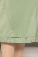 Платье DP 20016GN Комбинация двух тканей: мягкой трикотажной (хлопок 95% эластан 5%) и эластичной рубашечной (хлопок 74% полиамид 23% эластан 3%). Отделка - объёмные накладные карманы, по бокам - кулиски.